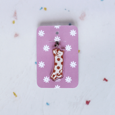 Llavero acrílico gatito con flores rojas