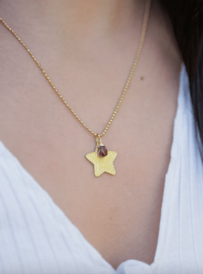 Collar Huellas Estrella Granate