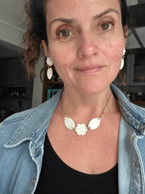 Collar Hojas blancas