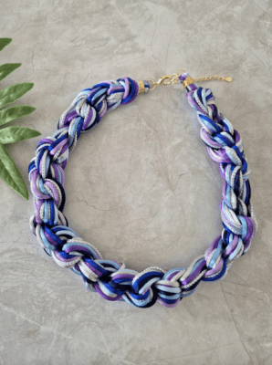 Collar Trama Morado Azulado