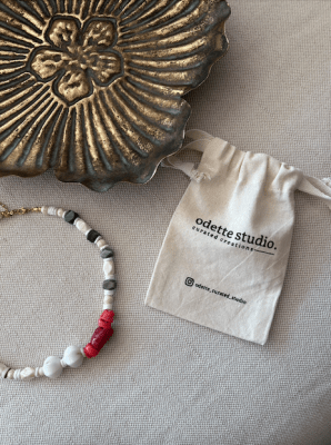 Collar blanco, gris y rojo