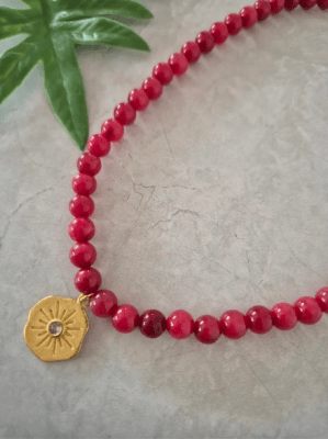 Collar Medalla Punto de luz Fresa1