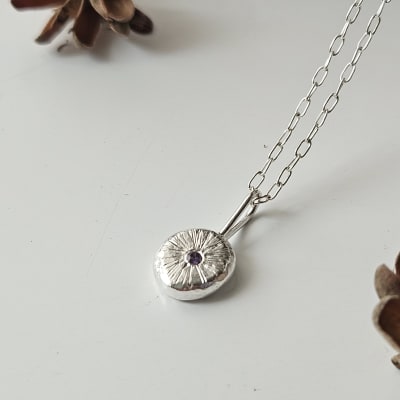 Colgante Fulgor circon morado  con cadena