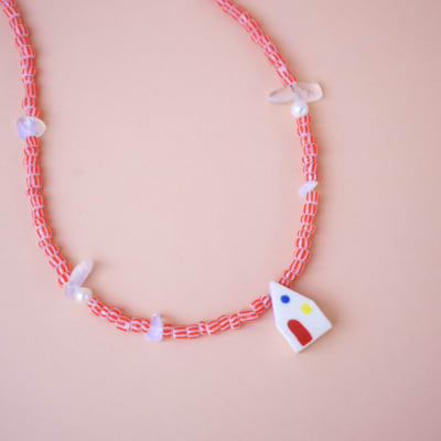 Collar casita rojo rayado blanco cuarzo 011