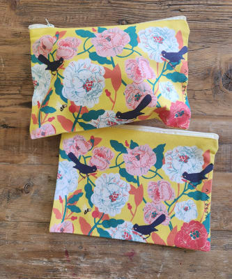 Estuche Canvas Ale flores amarillas2