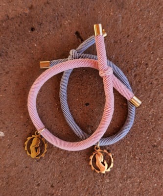 Pulsera elástico rosado virgen1