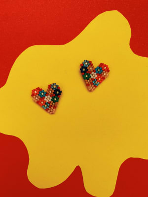 Aros corazón flores base rojo