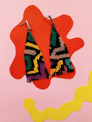 Aros triángulos flecos figuras geométricas base negro