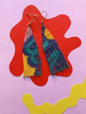 Aros triángulos flecos figuras geométricas base morado