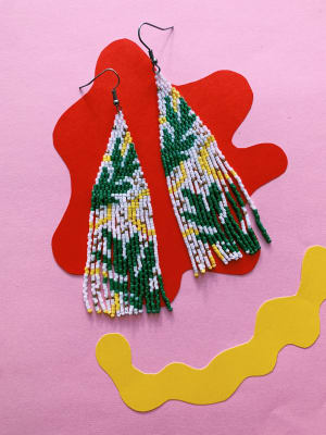 Aros triángulos flecos hojas base blanco