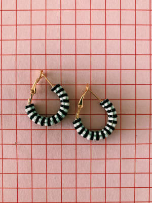 argollas pequeñas blanco y negro