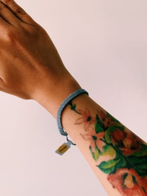 pulsera delgada gris rainbow