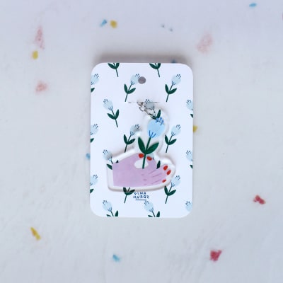 Llavero acrílico mano con flor