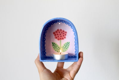 Portavelas pared cuadrille azul con flor roja