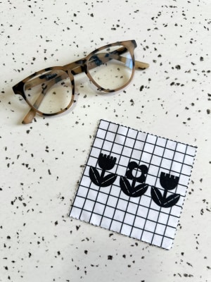 Pañito lentes cuadrille con flores negras