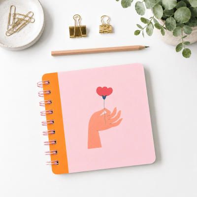 LIBRETA FLOR EN MANO