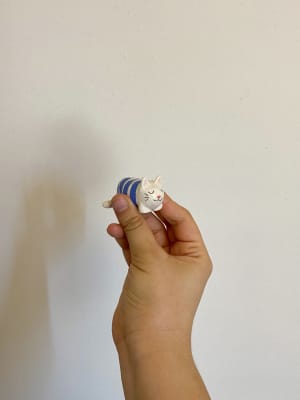 Gatito blanco con rayas azules