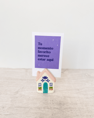 portaretrato casita techo rosa flor azul1