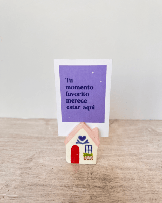 portaretrato casita techo rosado puerta roja