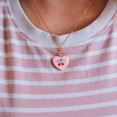 Collar Medalla Corazón Guindas3
