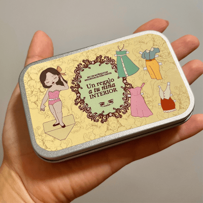 Mini cajita 12 Muñequitas Recortables adhesivas - ni tan chica