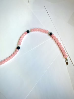 Collar glass asimetrico cuentas rosa 10mm y piedra volcánica + cuadrado blanco 8mm