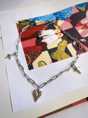 Cadena corazón y destellos
