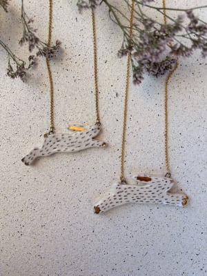 collar conejo saltando1