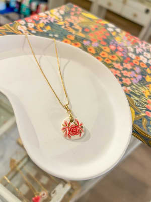Collar Medalla Flor Rojo1