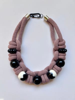 Collar cordon rosa negro1