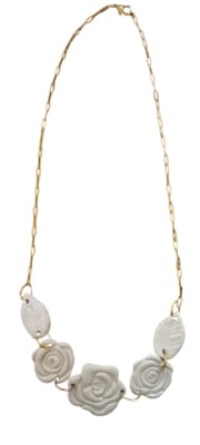 Collar Rosas blancas