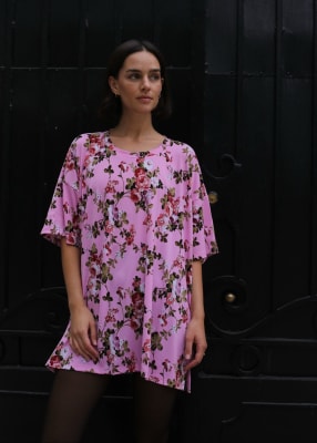 Maxi polera Mix de flores fondo fucsia