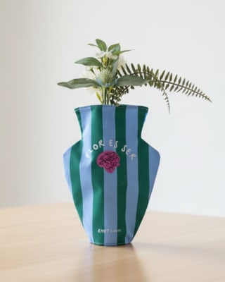 ReVase - Florero Reutilizable Hablamos Mucho de Florecer1