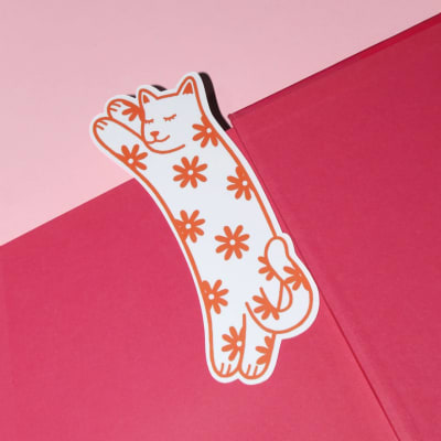 Marcapáginas gatito con flores rojas