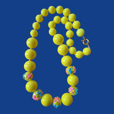 Collar amarillo/figuras