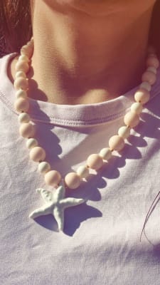 Collar nude estrella blanca