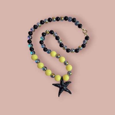 Collar amarillo estrella negra