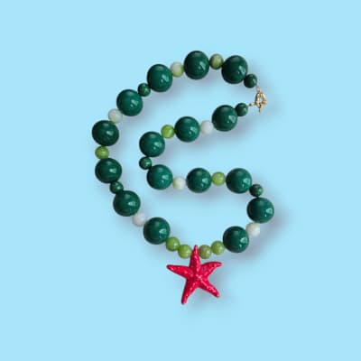 Collar verde estrella roja