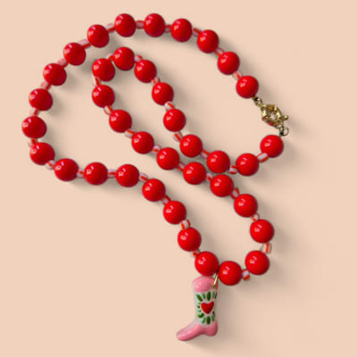 Collar rojo bota vaquera