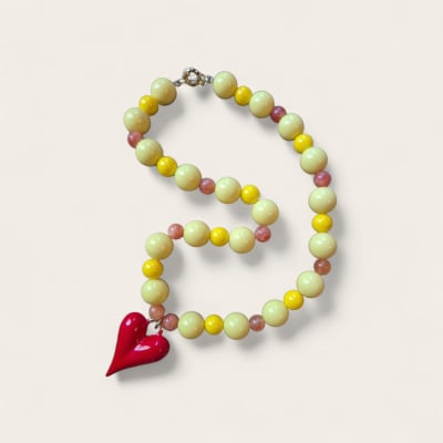Collar amarillo corazòn rojo1