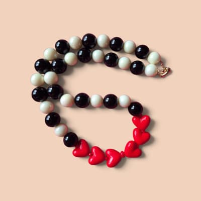 Collar Negro/Marfil corazones1