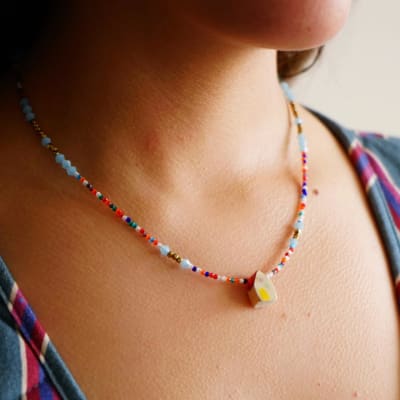 Collar casita multicolor piedra río 031