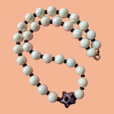 Collar Marfil Negro Estrella Print