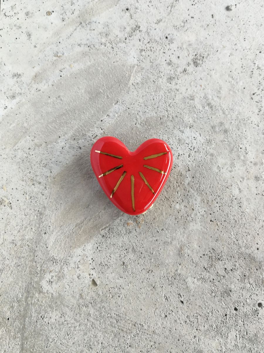 Prendedor de Cerámica Corazón Rayos Oro Rojo - DECATALOGO