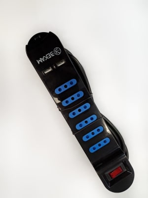 ALARGADOR BK  6 TOMAS +2USB C/INTERRUPTOR Y LUZ PILOTO LARGO 3 mts NEGRO