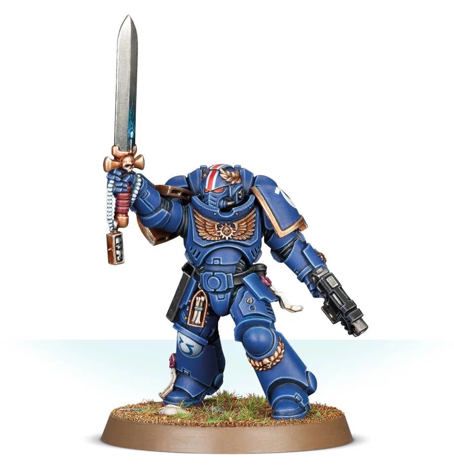 SPACE MARINES PRIMARIS LIEUTENANT WITH POWER SWORD1