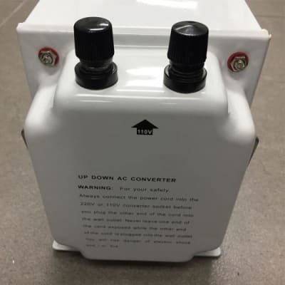 TRANSFORMADOR 110/220V 2000W CONECTOR EXTERNO