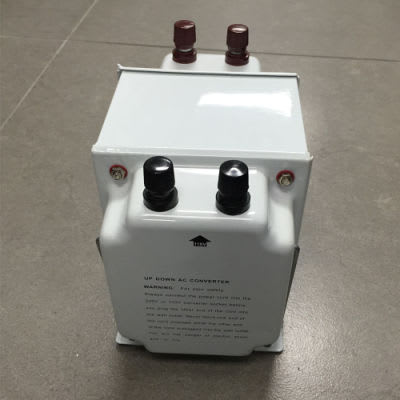TRANSFORMADOR 110/220V 2000W CONECTOR EXTERNO2