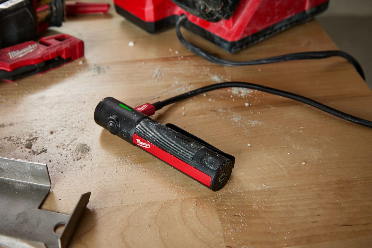 LINTERNA DE MANO RECARGABLE MILWAUKEE 2011R6