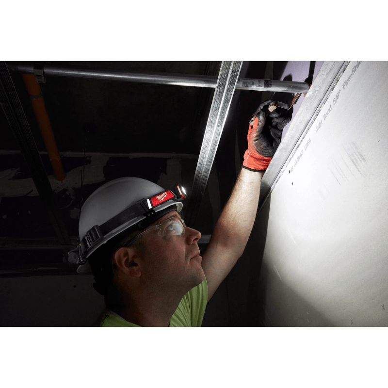 LINTERNA PARA CABEZA DE PERFIL BAJO USB DE 600 L MILWAUKEE 2115-216